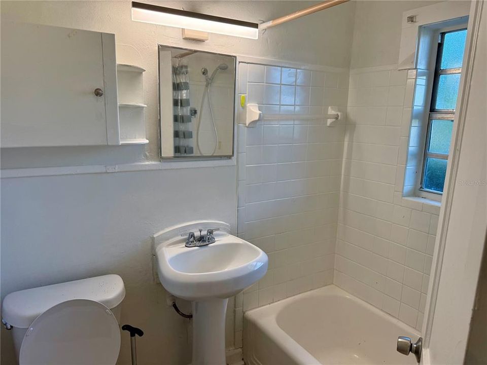 For Sale: $215,000 (3 beds, 1 baths, 914 Square Feet)
