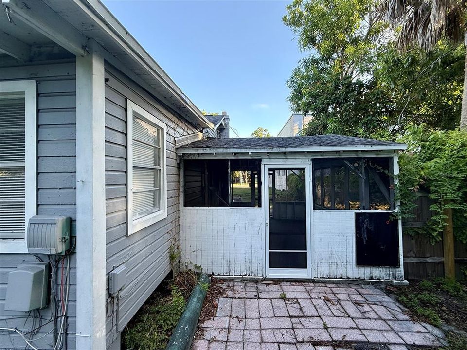 For Sale: $215,000 (3 beds, 1 baths, 914 Square Feet)
