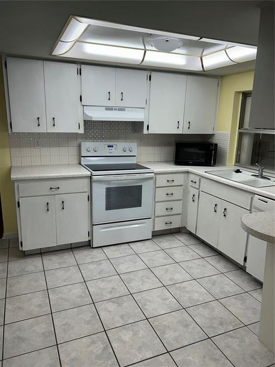 For Rent: $1,700 (3 beds, 2 baths, 1307 Square Feet)