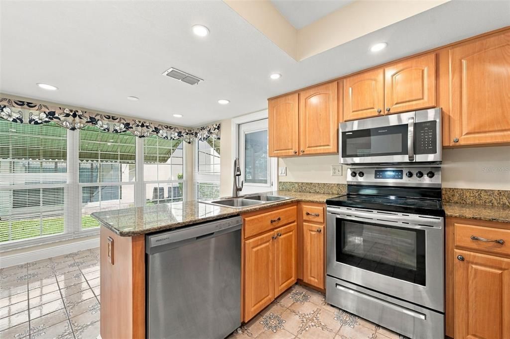For Sale: $365,000 (2 beds, 2 baths, 1220 Square Feet)