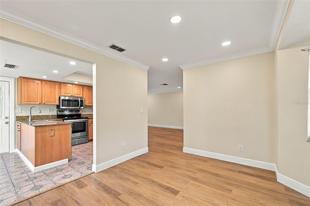 For Sale: $365,000 (2 beds, 2 baths, 1220 Square Feet)