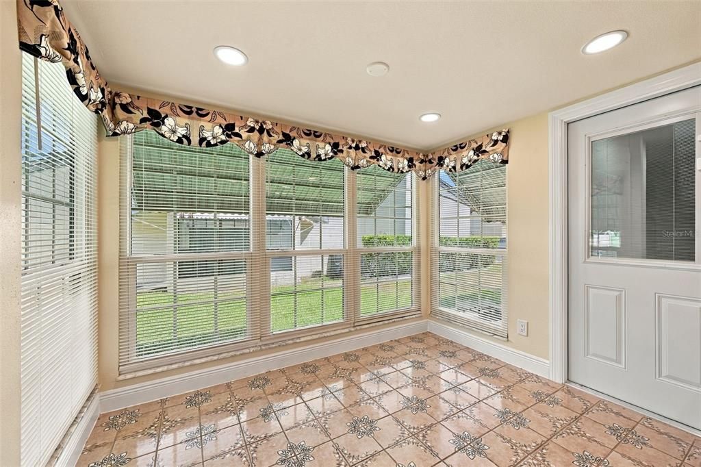 For Sale: $365,000 (2 beds, 2 baths, 1220 Square Feet)