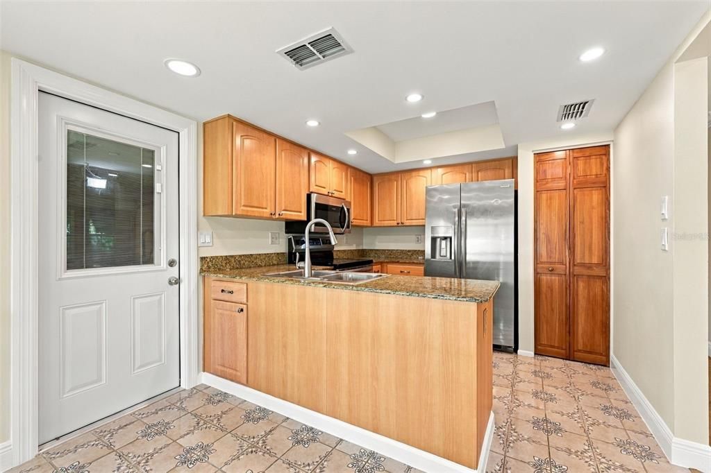 For Sale: $365,000 (2 beds, 2 baths, 1220 Square Feet)