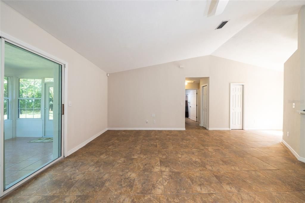 For Sale: $300,000 (3 beds, 2 baths, 1521 Square Feet)