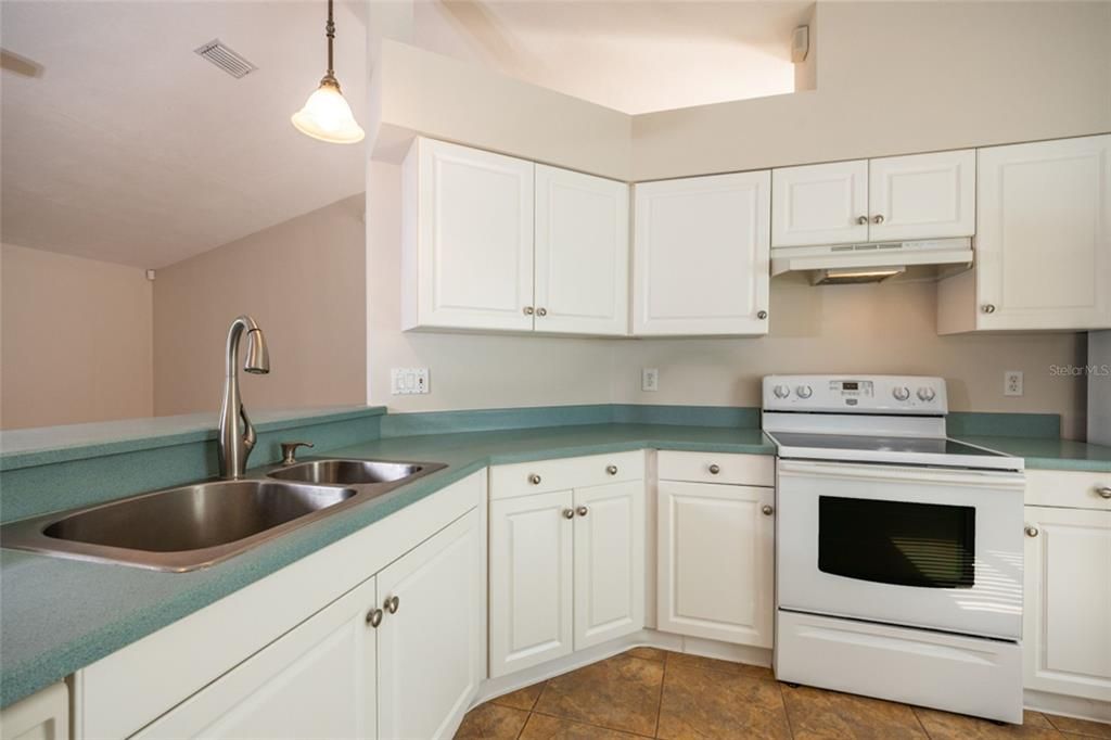 For Sale: $300,000 (3 beds, 2 baths, 1521 Square Feet)