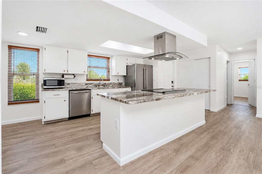 For Sale: $349,900 (2 beds, 2 baths, 1120 Square Feet)