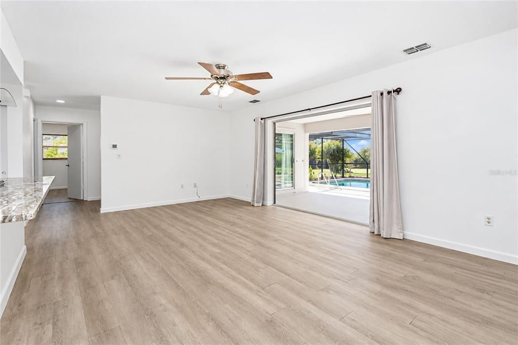 For Sale: $349,900 (2 beds, 2 baths, 1120 Square Feet)