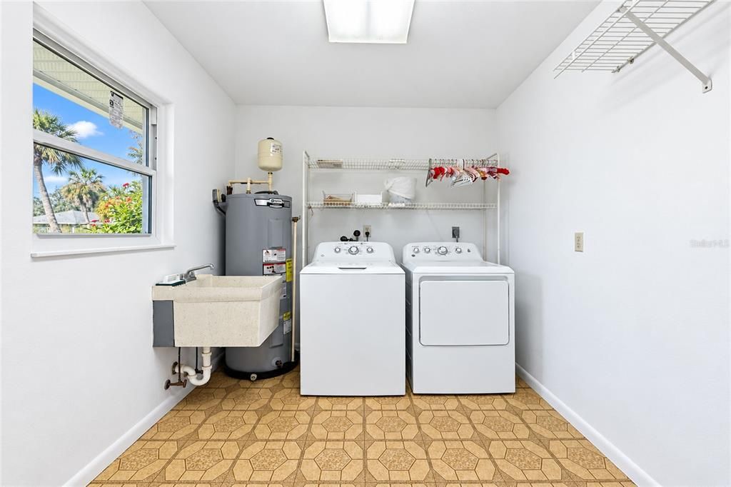 For Sale: $349,900 (2 beds, 2 baths, 1120 Square Feet)