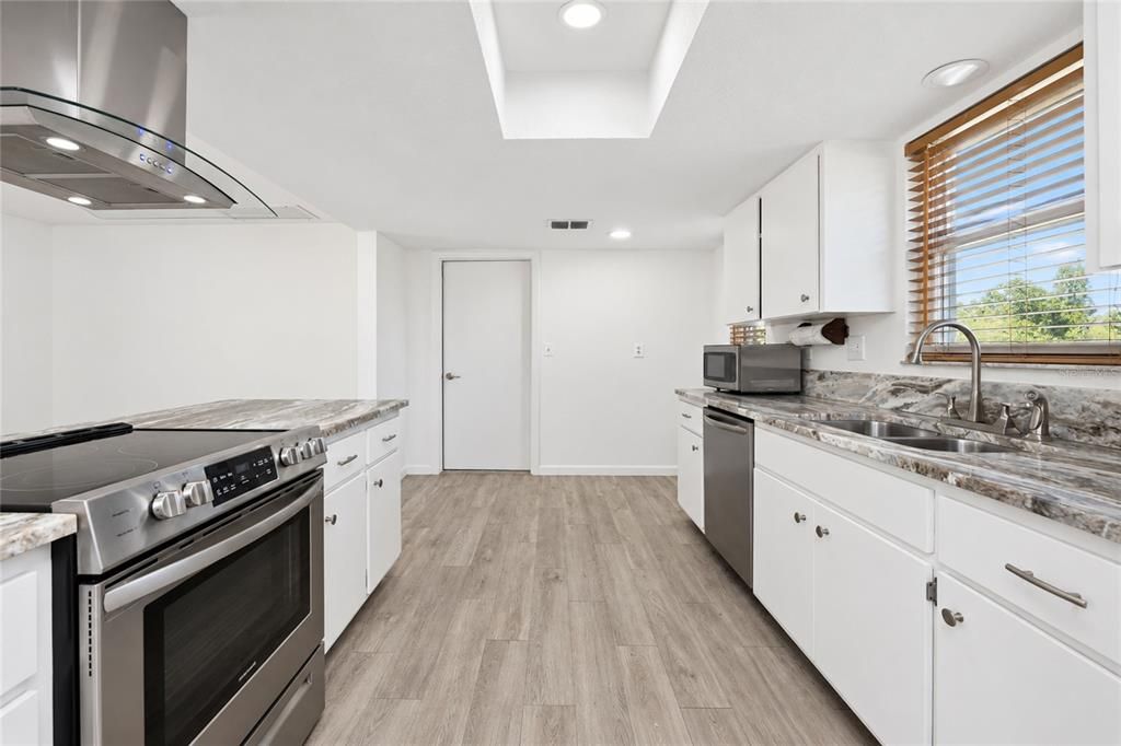 For Sale: $349,900 (2 beds, 2 baths, 1120 Square Feet)