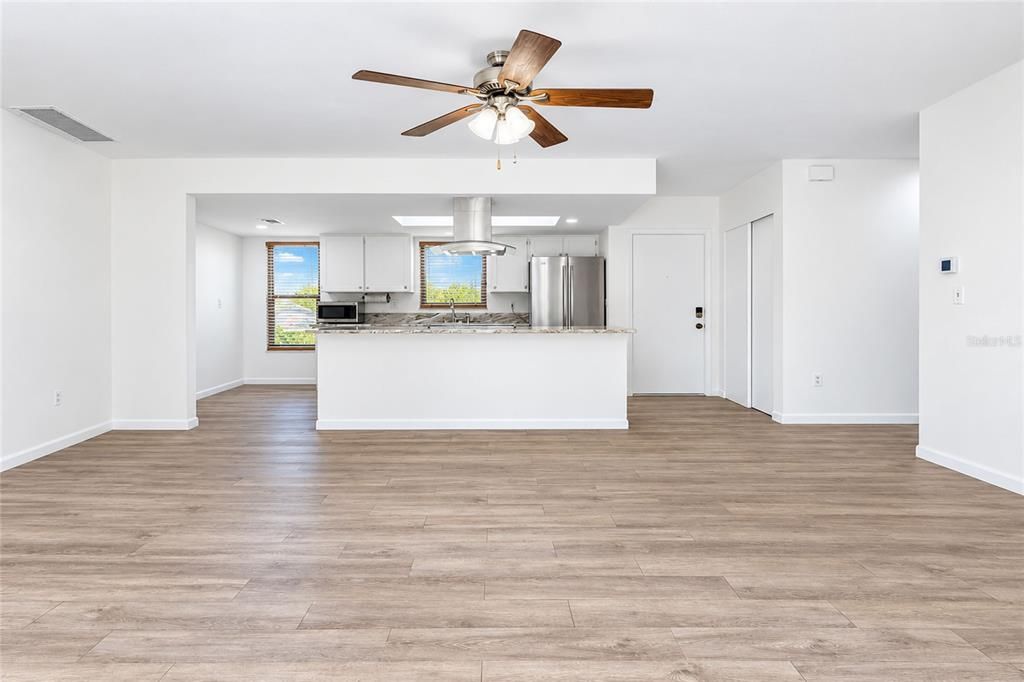 For Sale: $349,900 (2 beds, 2 baths, 1120 Square Feet)
