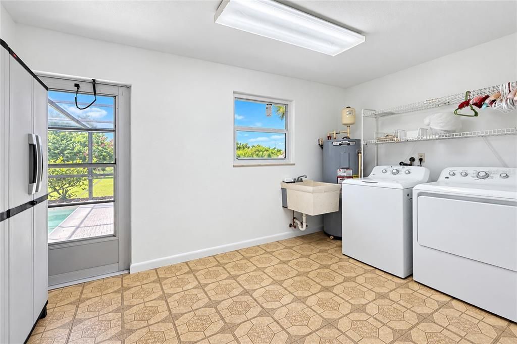 For Sale: $349,900 (2 beds, 2 baths, 1120 Square Feet)