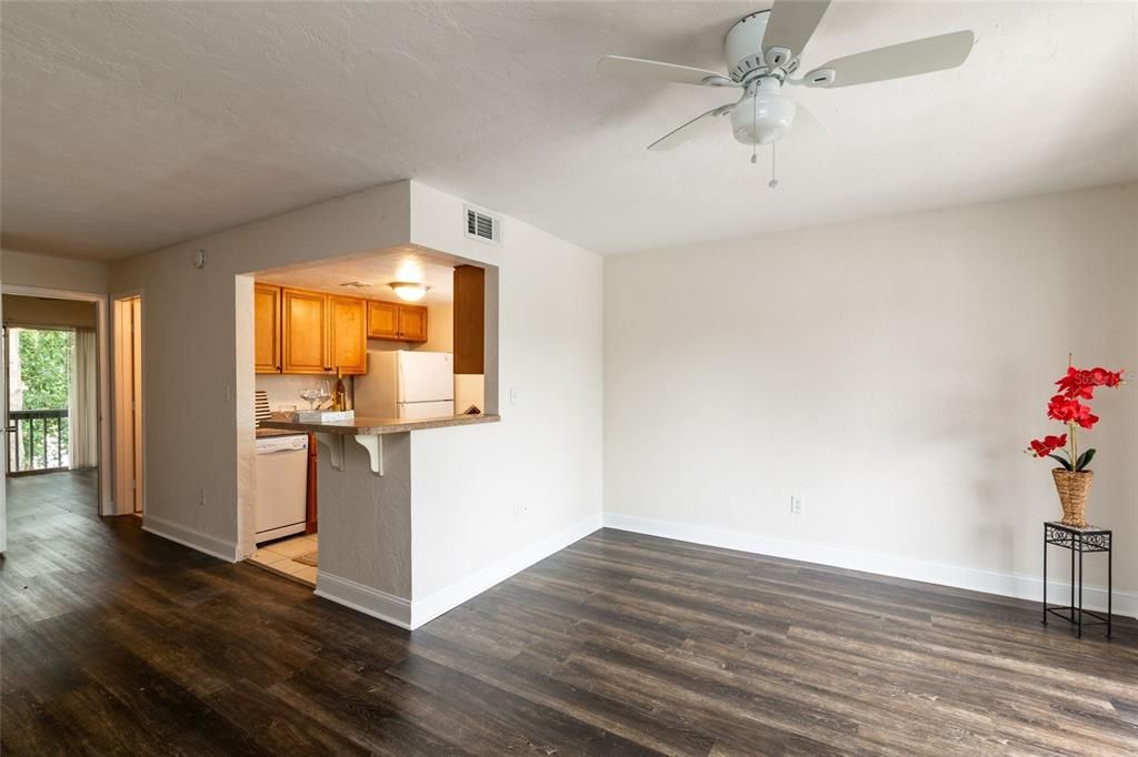 For Rent: $1,100 (1 beds, 1 baths, 560 Square Feet)