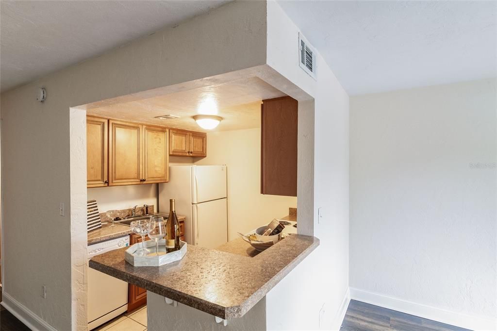 For Rent: $1,100 (1 beds, 1 baths, 560 Square Feet)