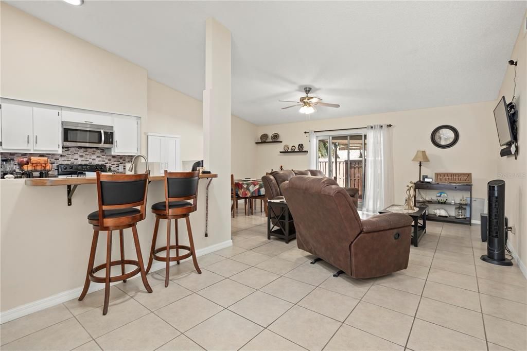 For Sale: $280,000 (2 beds, 2 baths, 1116 Square Feet)