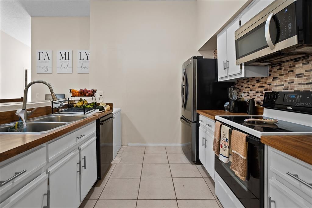 For Sale: $280,000 (2 beds, 2 baths, 1116 Square Feet)