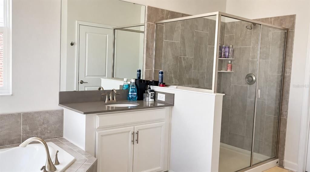For Rent: $3,000 (5 beds, 3 baths, 3290 Square Feet)