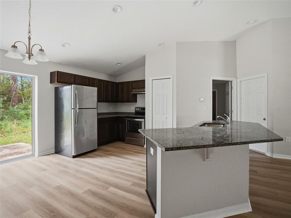 На продажу: $225,000 (3 спален, 2 ванн, 1209 Квадратных фут)
