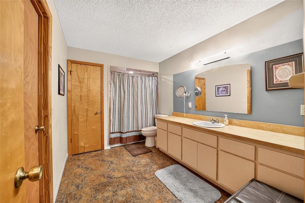 For Sale: $225,000 (2 beds, 2 baths, 1085 Square Feet)
