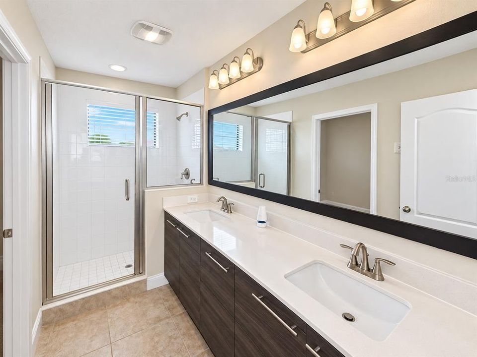 En Venta: $374,900 (4 camas, 3 baños, 2404 Pies cuadrados)
