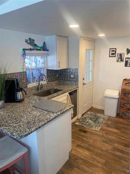 For Rent: $1,400 (2 beds, 1 baths, 780 Square Feet)