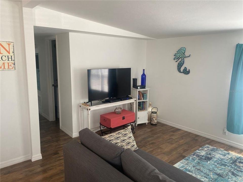 For Rent: $1,400 (2 beds, 1 baths, 780 Square Feet)