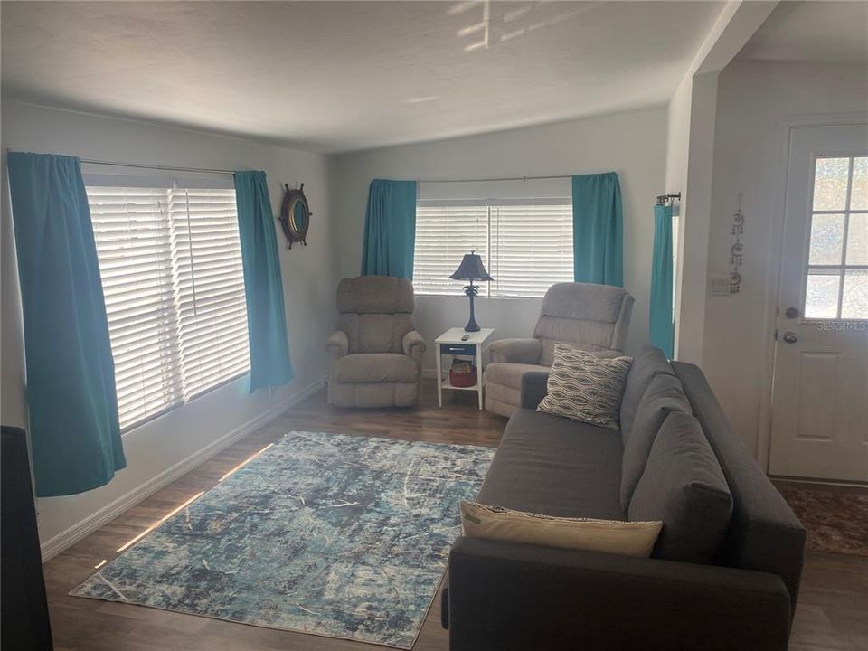 For Rent: $1,400 (2 beds, 1 baths, 780 Square Feet)