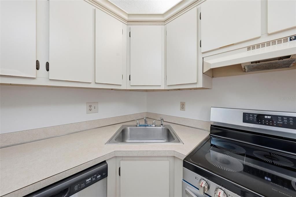 For Rent: $1,400 (2 beds, 2 baths, 1025 Square Feet)