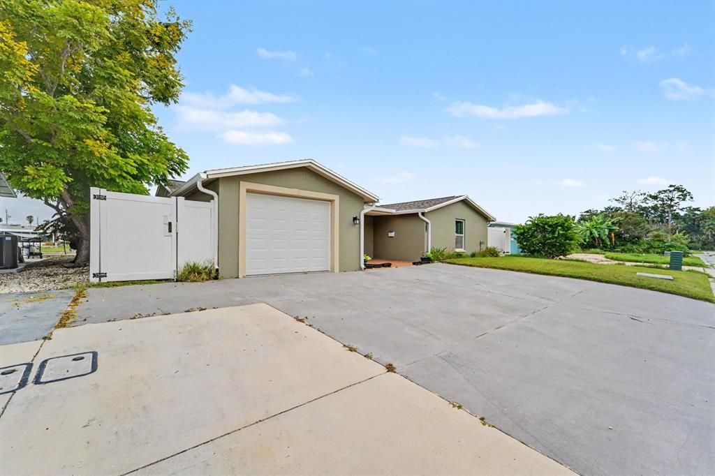 For Sale: $385,000 (2 beds, 2 baths, 1112 Square Feet)