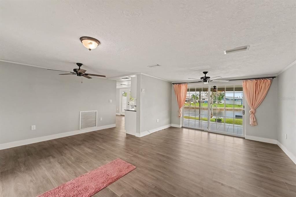 For Sale: $385,000 (2 beds, 2 baths, 1112 Square Feet)