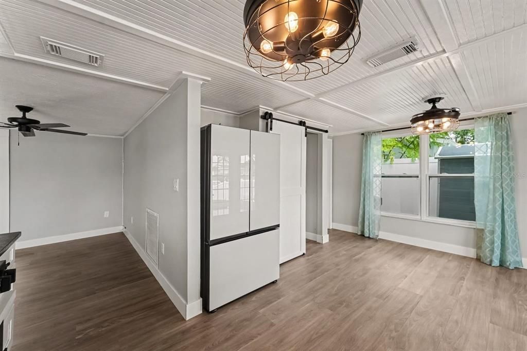 For Sale: $385,000 (2 beds, 2 baths, 1112 Square Feet)