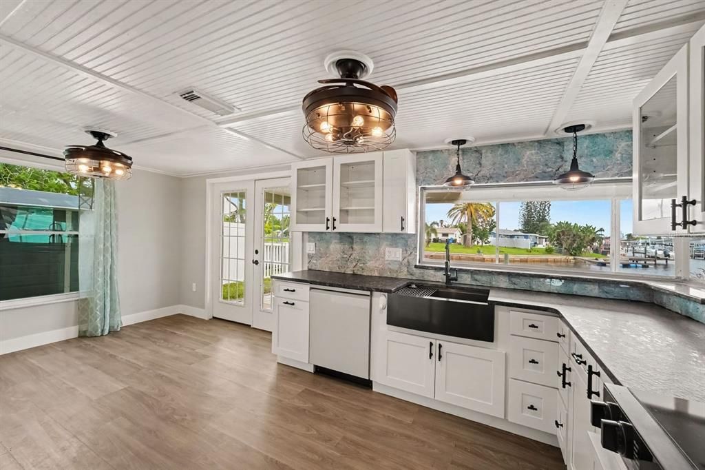 For Sale: $385,000 (2 beds, 2 baths, 1112 Square Feet)