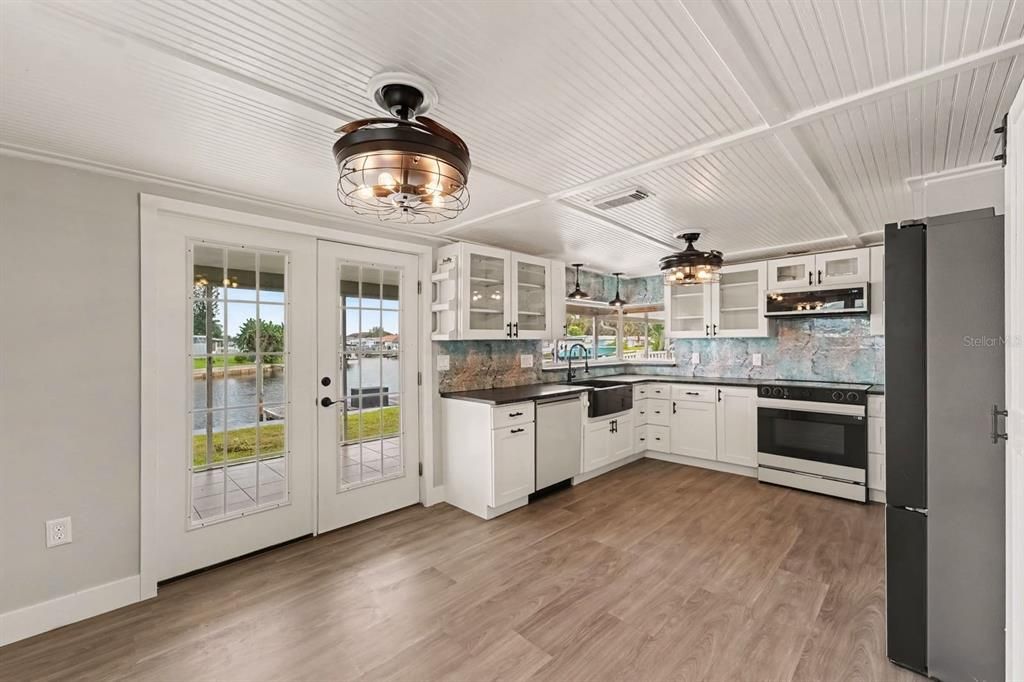 For Sale: $385,000 (2 beds, 2 baths, 1112 Square Feet)
