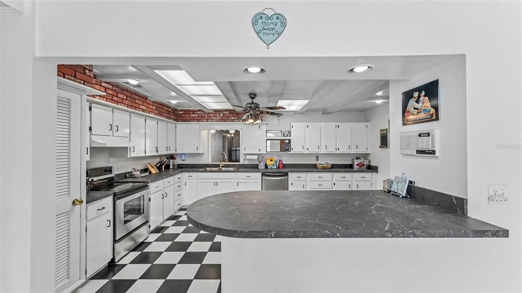 На продажу: $399,900 (6 спален, 4 ванн, 3152 Квадратных фут)