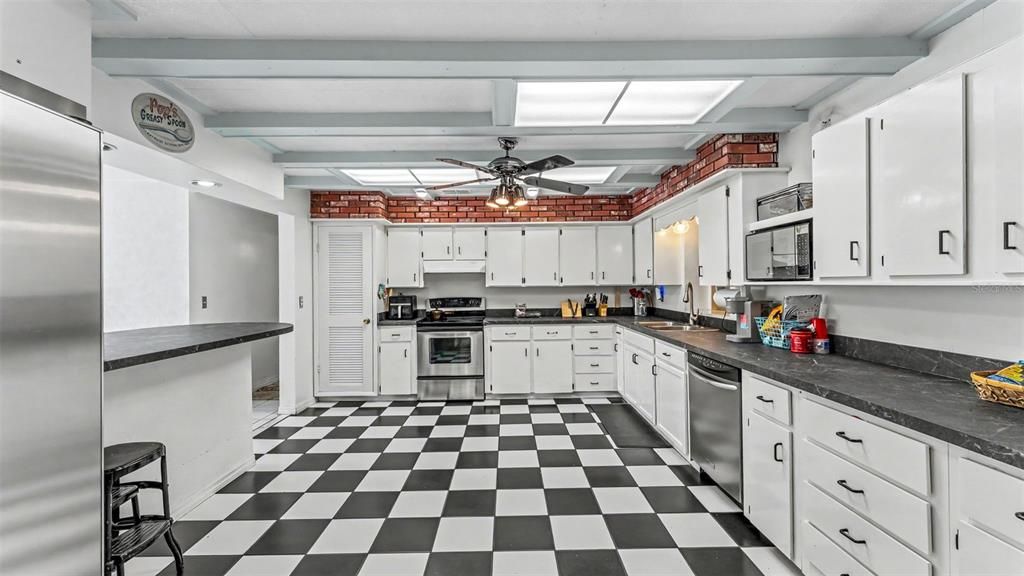 На продажу: $399,900 (6 спален, 4 ванн, 3152 Квадратных фут)