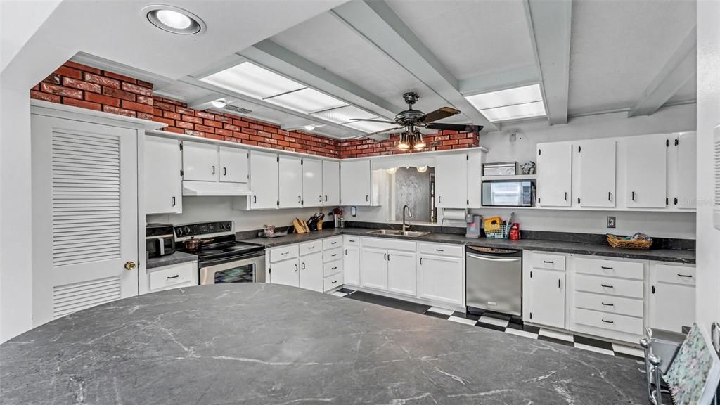 На продажу: $399,900 (6 спален, 4 ванн, 3152 Квадратных фут)