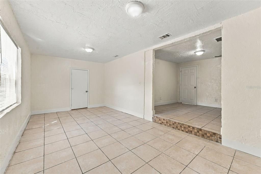 For Rent: $2,500 (4 beds, 2 baths, 1403 Square Feet)