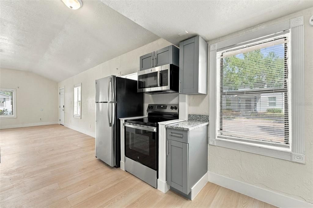 For Rent: $2,500 (4 beds, 2 baths, 1403 Square Feet)