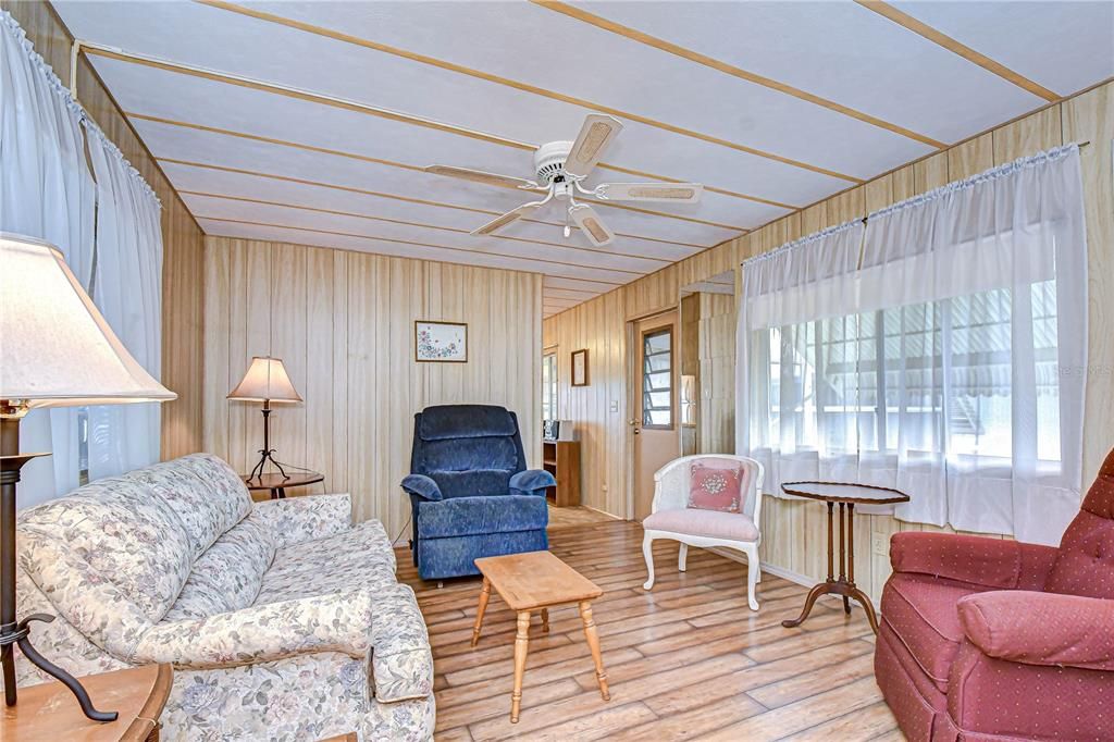 For Sale: $69,900 (2 beds, 1 baths, 672 Square Feet)