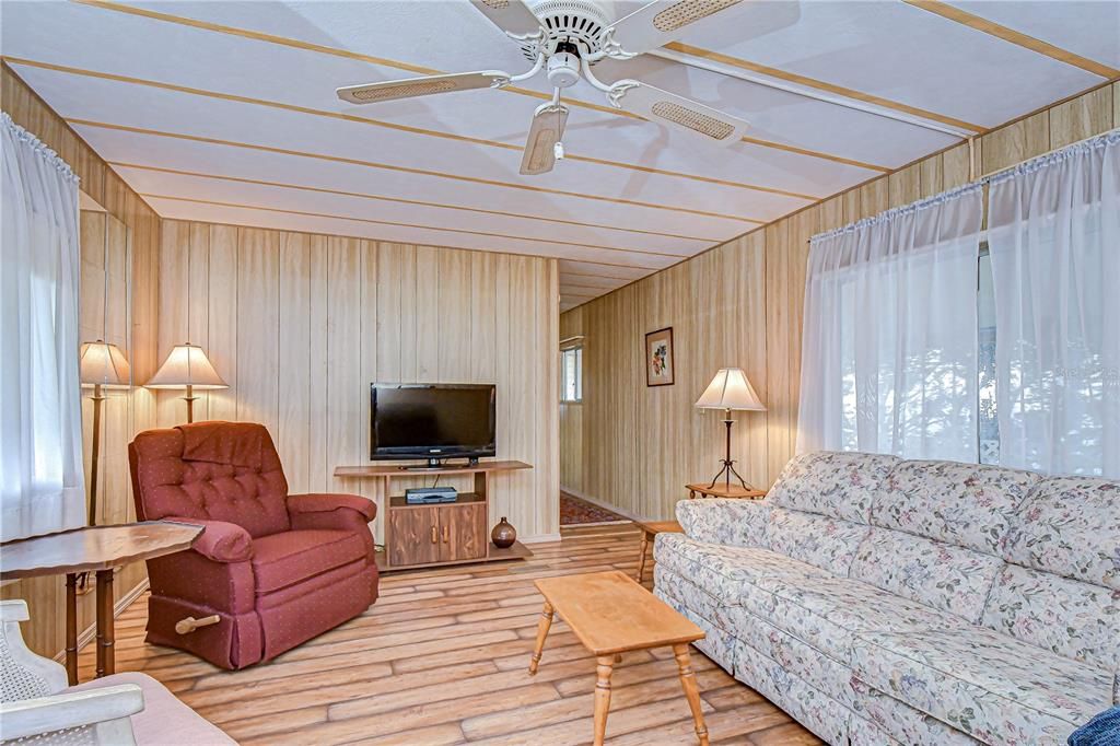 For Sale: $69,900 (2 beds, 1 baths, 672 Square Feet)