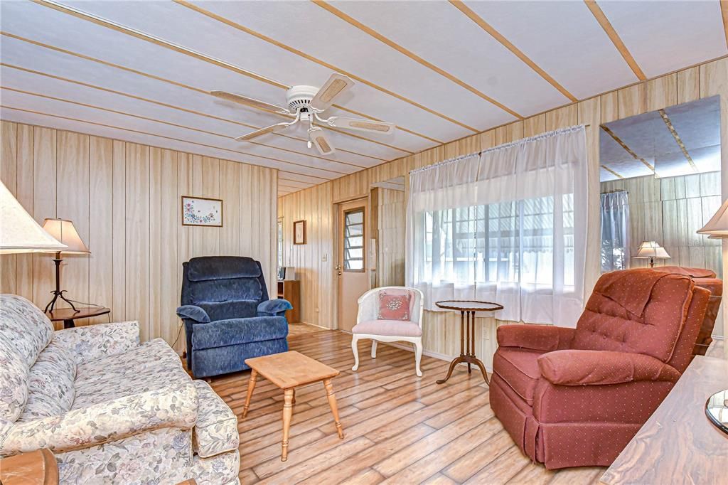 For Sale: $69,900 (2 beds, 1 baths, 672 Square Feet)