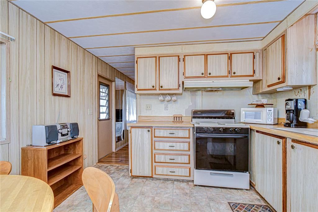 For Sale: $69,900 (2 beds, 1 baths, 672 Square Feet)