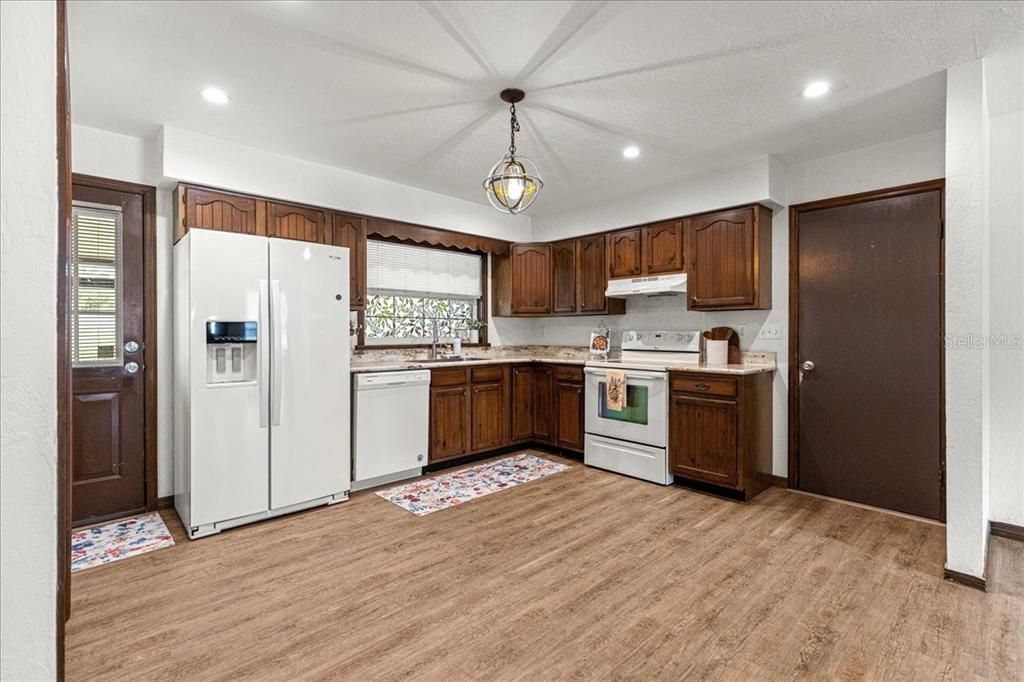 For Sale: $209,000 (2 beds, 2 baths, 924 Square Feet)