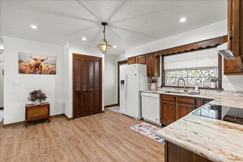 For Sale: $209,000 (2 beds, 2 baths, 924 Square Feet)