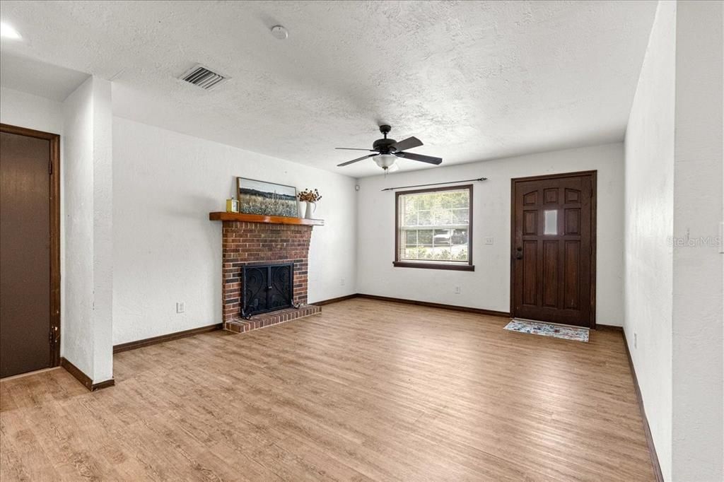 For Sale: $209,000 (2 beds, 2 baths, 924 Square Feet)