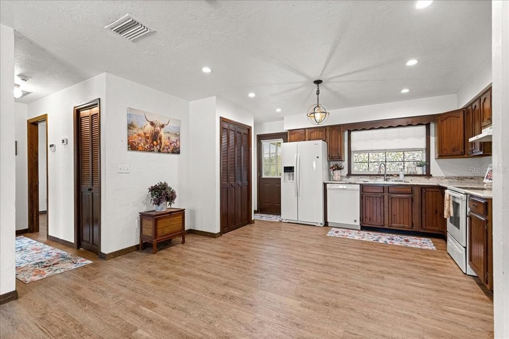 For Sale: $209,000 (2 beds, 2 baths, 924 Square Feet)