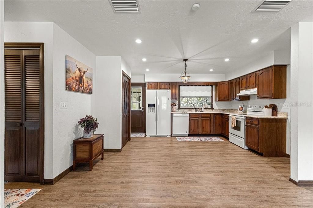 For Sale: $209,000 (2 beds, 2 baths, 924 Square Feet)