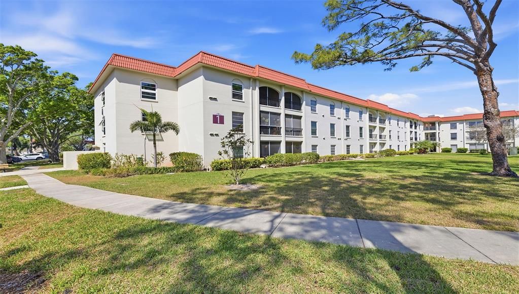 For Rent: $2,000 (2 beds, 1 baths, 930 Square Feet)