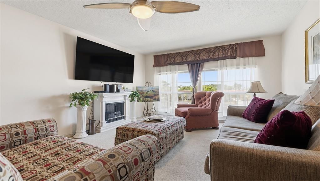For Rent: $2,000 (2 beds, 1 baths, 930 Square Feet)