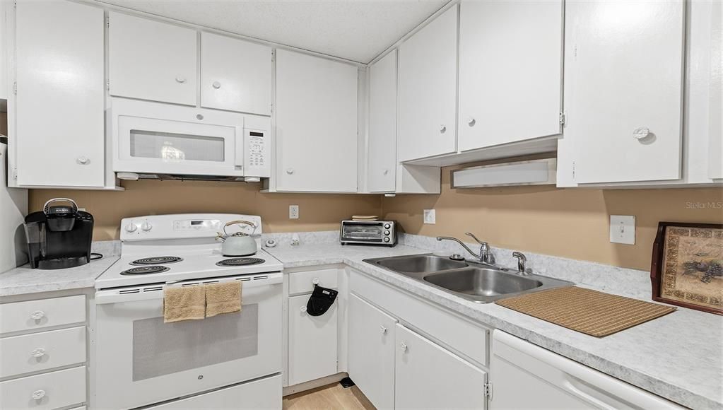 For Rent: $2,000 (2 beds, 1 baths, 930 Square Feet)