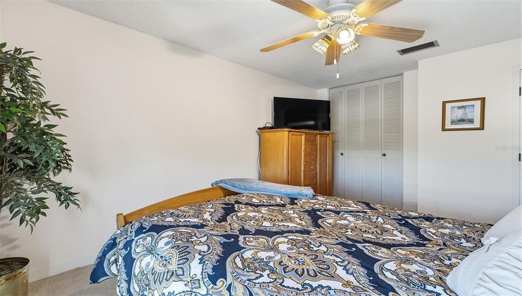 For Rent: $2,000 (2 beds, 1 baths, 930 Square Feet)